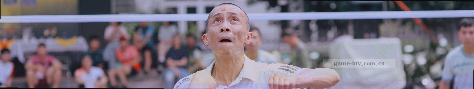球场线条与警示条纹融合的抽象视觉，象征赛事集锦服务条款的规范与秩序